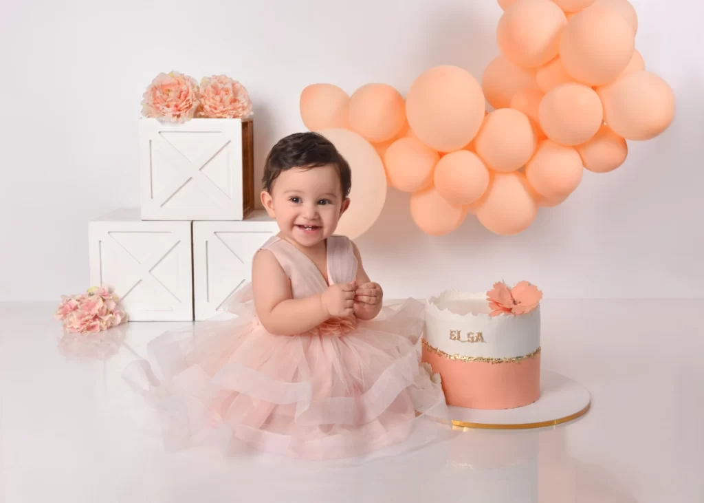 عکاسی تولد با دکور بادکنک و کیک و باکس چوبی