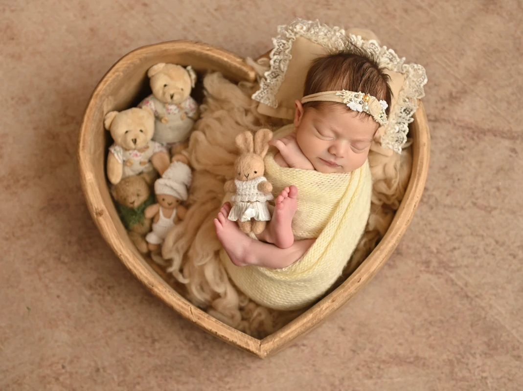 یک نمونه عکاسی از نوزاد با دکور قلب در گلسا استودیو