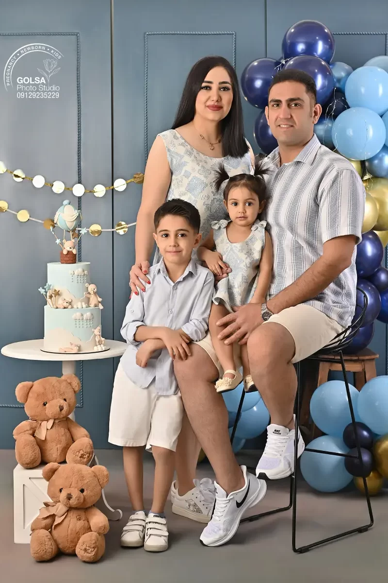 عکاسی خانوادگی با تم تولد در استودیو عکاسی گلسا