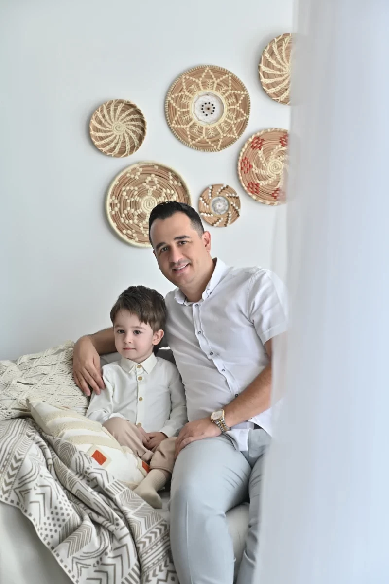 عکس خانوادگی با ژست پدر کنار پسر