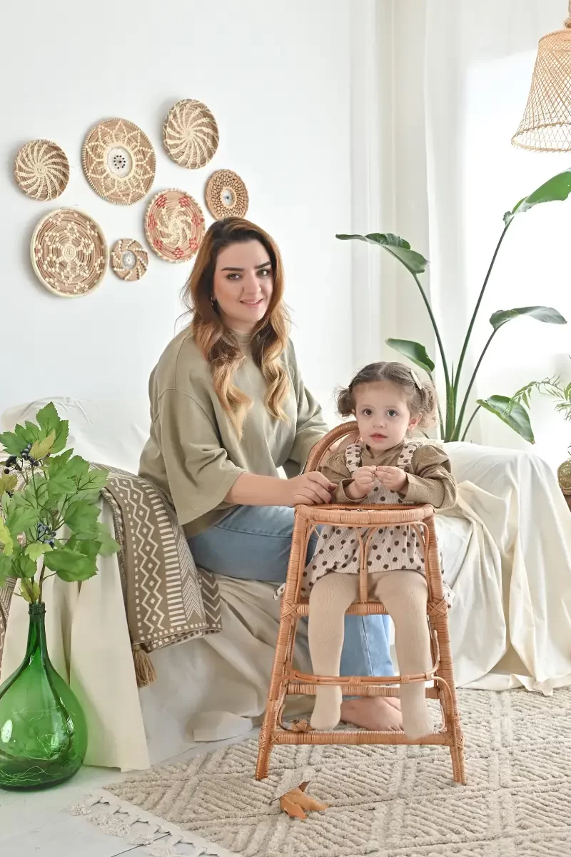 تصویر خانوادگی با ژست فرزند روی صندلی چوبی در کنار مادر