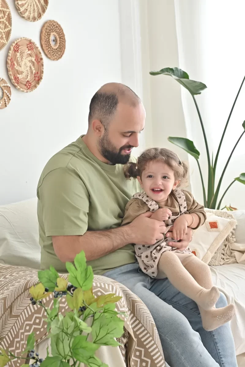 عکس دختر روی پای پدر خانواده