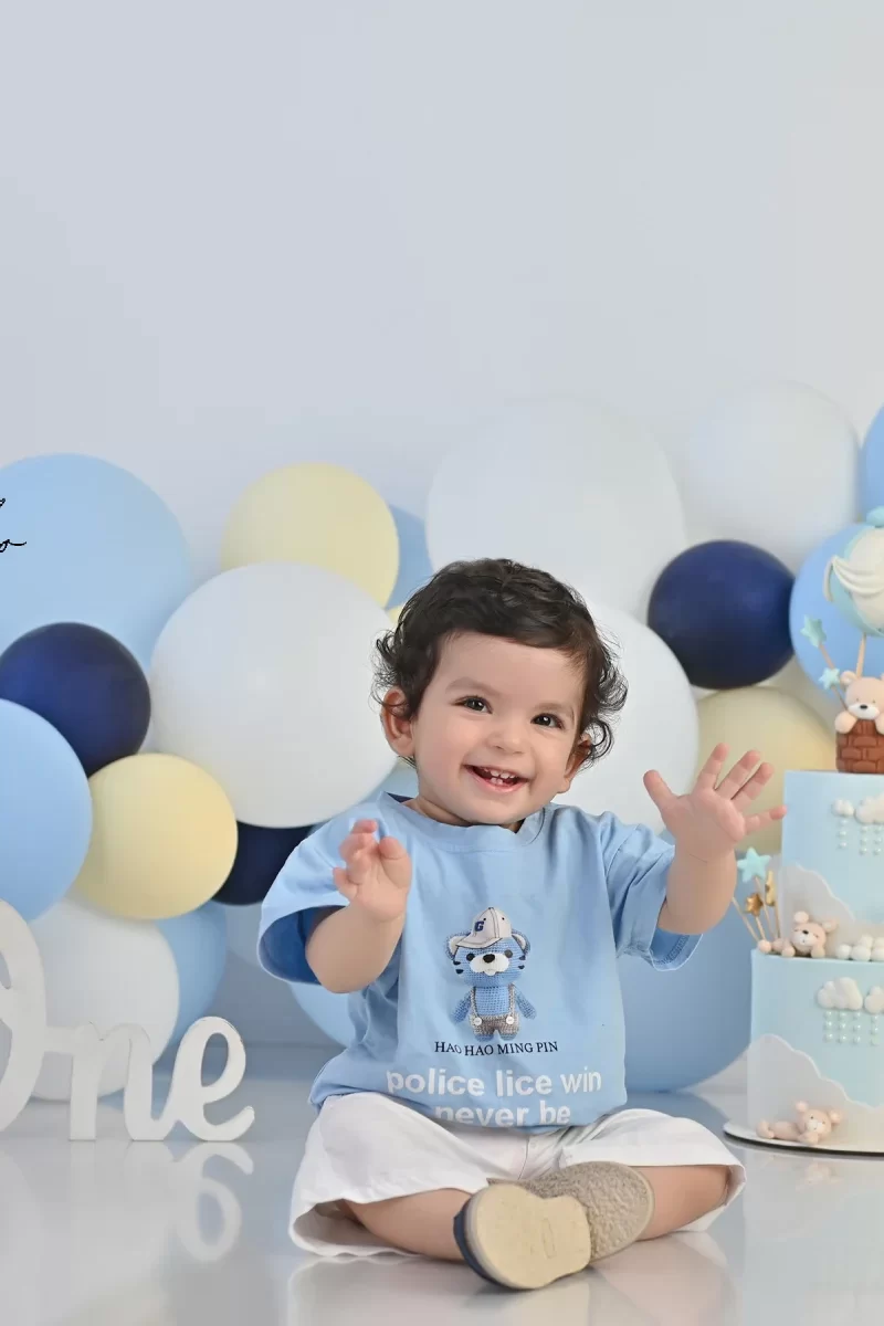 نمونه عکاسی تولد یکسالگی با دکور بادکنک و عروسک و کیک با تم آبی