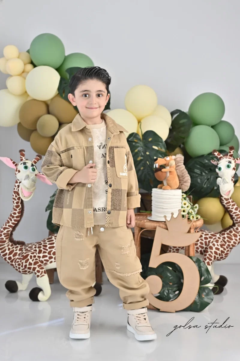 عکاسی تولد 5 سالگی در استودیو گلسا با دکور عدد 5 و عروسک زرافه و بادکنک